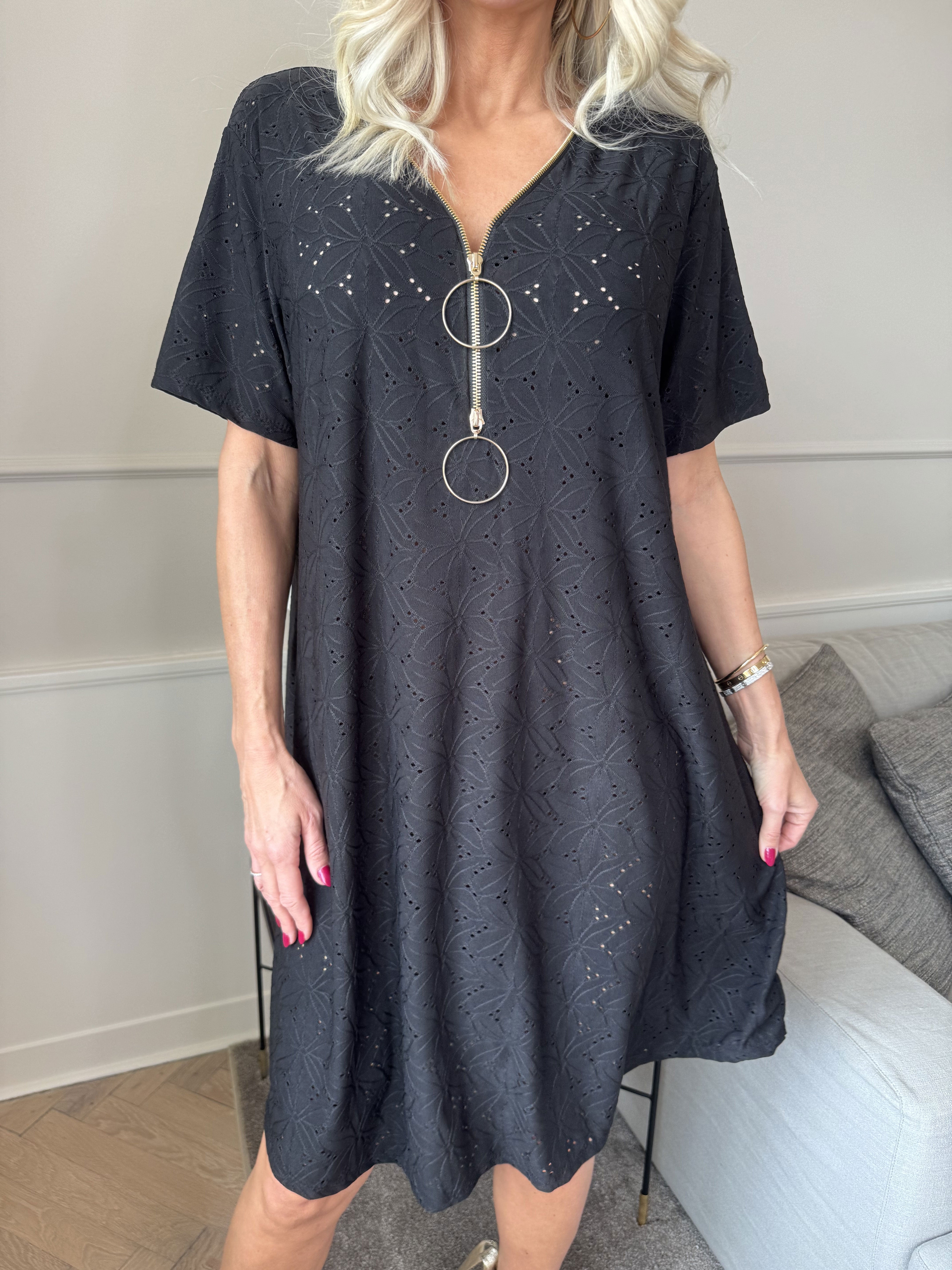 Liba - Blød elastisk kjole i broderie anglaise med lynlås